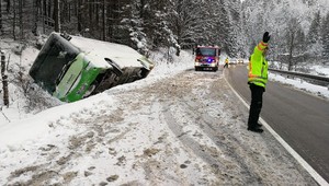 Vážna nehoda pri Donovaloch. Autobus zišiel z cesty