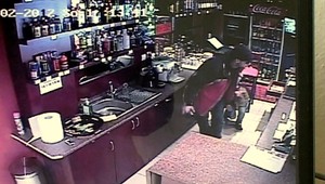 Zlodej babrák! Herňu vylúpil bez maskovania a pred kamerami