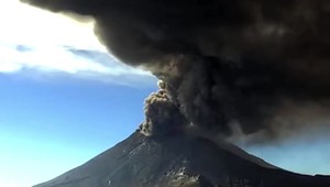 Sopka Popocatépetl vychrlila hustý oblak popola. Letisko zrušilo lety