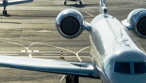 Prudký rast cien ropy paralyzuje lety. Letecká spoločnosť ruší až sto spojov