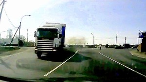 AUTENTICKÉ VIDEO. Z kamióna vypadol náklad rovno pred auto!