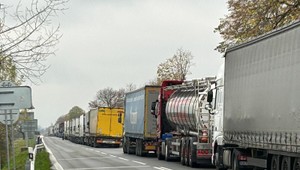 Dramatická situácia na východe Slovenska. Nekonečné kolóny kamiónov spôsobujú škody