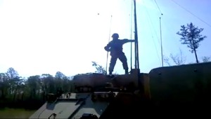 Kým jeho kolegovia odpalovali rakety, on si zatancoval