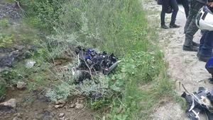 Po zrážke auta s motorkou skončil motorkár v potoku vedľa cesty