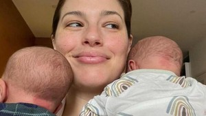 Matky skritizovali slávnu plus-size modelku: Skončila s dojčením, a vie, že urobila dobre!