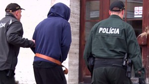 Dílera drog spacifikovali policajti priamo pred očami jeho matky