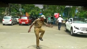 VIDEO: Policajt si z riadenia dopravy urobil tanečnú šou