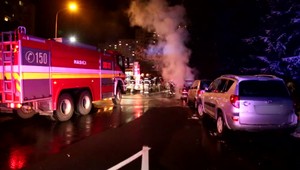 Podpaľač v Banskej Bystrici. Plamene šľahali do vzdialenosti niekoľkých metrov