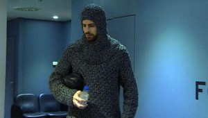 Zima je zima. Piqué sa zmenil na Vikinga! Pristane mu to?
