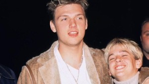 Nečakaná smrť brata ho tvrdo zasiahla! Hviezdny Nick z Backstreet Boys sa zrútil v slzách na pódiu!