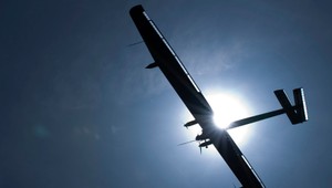 Úspech! Solárne lietadlo zvládlo 26-hodinový let