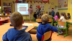 Po dva a pol mesiacoch sa otvorili brány materských a základných škôl. Do lavíc zasadli prváci až piataci