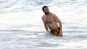 Urastený hollywoodsky fešák sa šantí vo vlnách