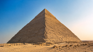 Slávna pyramída má nový problém. Odborníci spozorneli