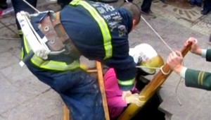 VIDEO: Pod školáčkou sa prepadol chodník, zasekla sa v diere