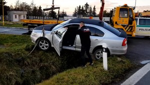 S autom zišiel mimo cestu. Nafúkal tri promile a tvrdí, že si vypil až po nehode