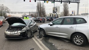 V Bratislave sa zrazili tri autá. Jedna osoba podľahla zraneniam