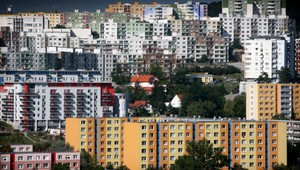 Požiar v Galante. Z paneláku evakuovali osemdesiat ľudí