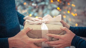 Žena dáva snúbencovi každý rok ten istý darček: Padne vám z neho sánka!