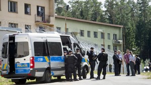 Utečenci demolujú tábor v českej Bělej, polícia posilňuje ochranu