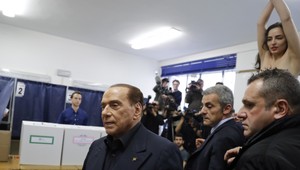 Rozruch počas parlamentných volieb. Berlusconi, skončil si, hlásal nápis na polonahej aktivistke