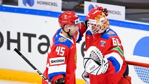 Rusi zákaz štátnych symbolov obišli. Trikolóru skryli do ohňa