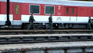 Vyskočila z odchádzajúceho vlaku. Stálo ju to život