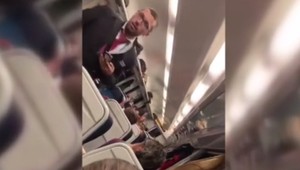 VIDEO: Šokujúci útok vo vlaku. Sprievodca zbil cestujúceho obuškom