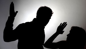 Chlapec sa v noci vybral po sladkosť. Otec ho ubil na smrť