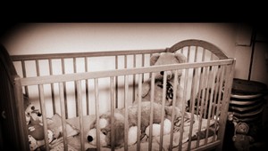 Otcovi prekážal plač vlastného dieťaťa. Začal ním triasť a topiť ho, tvrdí obžaloba