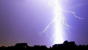 Vysielanie rádia prerušil blesk. Zasiahol moderátora, v éteri panovalo ticho