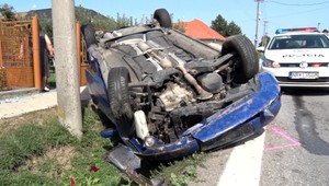 Vodič (19) skončil v stĺpe. Za volantom zrejme zaspal