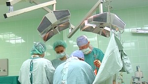 Amputovali jej zdravú nohu!