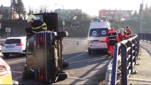 Slnko oslepilo vodičku. Prevrátila auto, nestihla lekára, dostala pokutu...