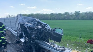 S autom narazila do zvodidiel: Vodičku previezli do nemocnice