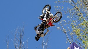 Ťahanie čerta za chvost! Prvý trojitý backflip na motorke v histórii!