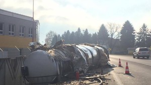 Cisterna plná asfaltu prerazila betónové oplotenie