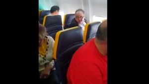 Pasažier na palube lietadla hrubo nadával žene tmavej pleti. Jeho útok je na videu