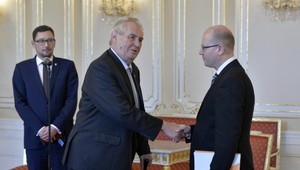 Ministri Zemanovi postupne odmietajú cestu do Číny