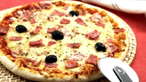 Šunková pizza bez šunky. Viete, čo kupujete?