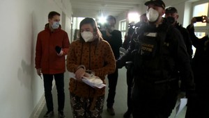 Matke, ktorá vyhodila novorodeniatko do kontajnera, hrozí až 20 rokov. O dcérku sa chce postarať jej partner