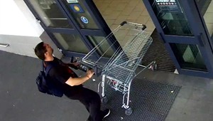 FOTO: Polícia pátra po mužovi, ktorý môže pomôcť pri vyšetrovaní útoku pre maslo