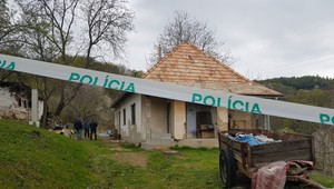 Muž našiel družku mŕtvu pred domom, bola polonahá