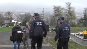 Policajti začali s kontrolami aj na cintorínoch. Zisťujú, či Slováci dodržiavajú prijaté opatrenia