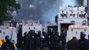 Vlna nepokojov v Belfaste pokračuje: Polícia nasadila vodné delo, zranených je viacero príslušníkov