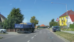 Rýchla reakcia zachránila život: Muž pomohol vodičovi nákladiaka, ktorý skolaboval za volantom