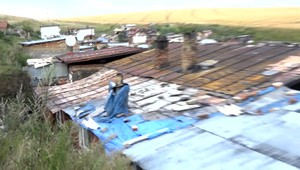 Masívny požiar v osade. Plamene šľahali do niekoľko metrovej výšky