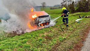 Vodiča delili od tragédie sekundy. Jeho auto zhorelo, on zázrakom prežil