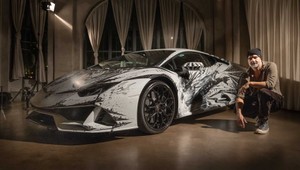 Taliansky umelec pomaľoval prstom celé Lamborghini