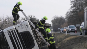 Vodič tvrdí, že sa mu zatmelo pred očami. Prebral sa až v prevrátenom kamióne